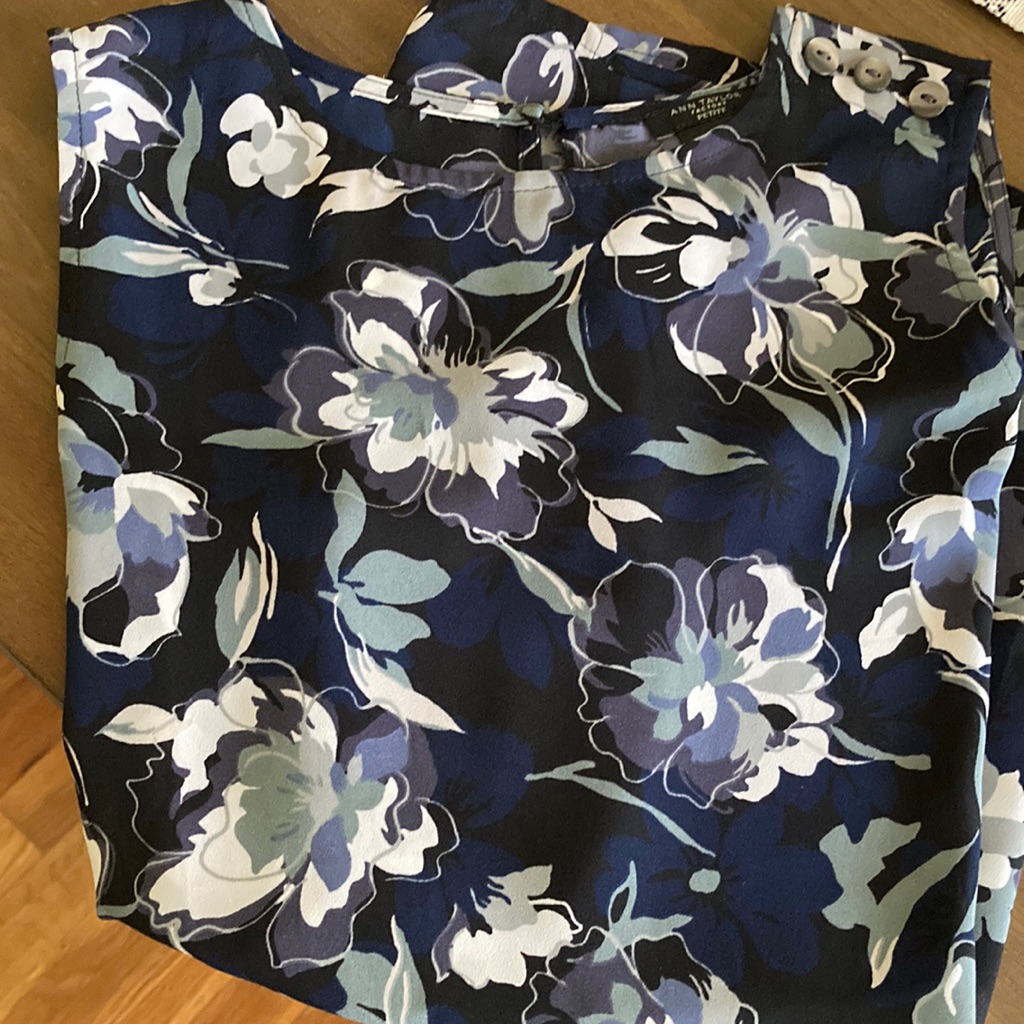Ann Taylor Blouse With Flowers Very Nice For Work Or For Lunch In A Nice Weekend